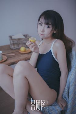 美女吃豆豆